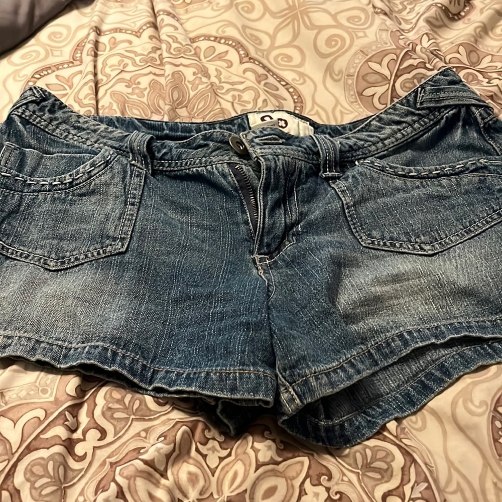 Juniors 3” denim shorts with button flap pockets, size 11